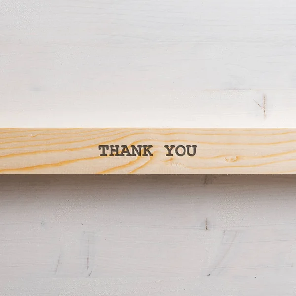 Holzlatte Mit Einem Dankeschön Schild Darauf Auf Schlichtem Holzhintergrund Mit — Stockfoto
