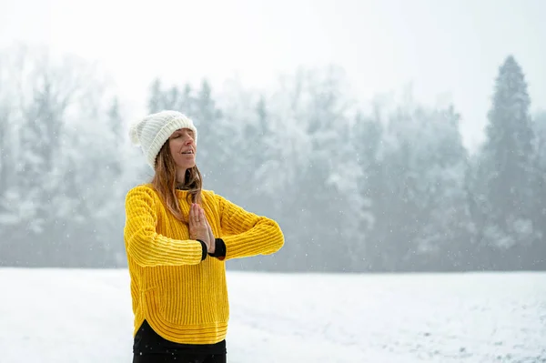 Jovem Serena Suéter Amarelo Orando Meditando Natureza Branca Inverno Nevado — Fotografia de Stock