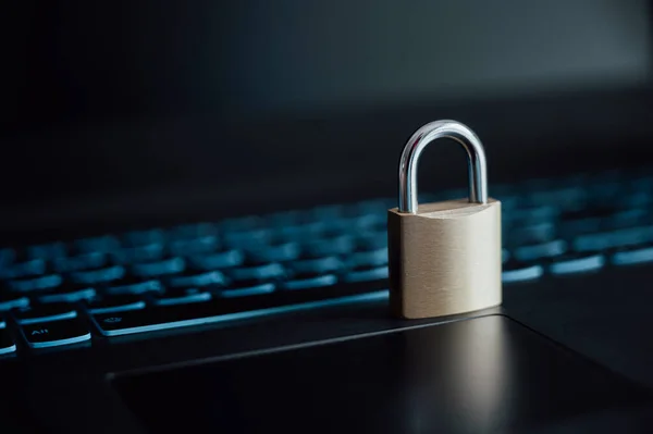 Bilgisayar Klavyesine Çevrimiçi Siber Güvenliğin Kavramsal Görüntüsü Olarak Yerleştirilmiş Altın — Stok fotoğraf