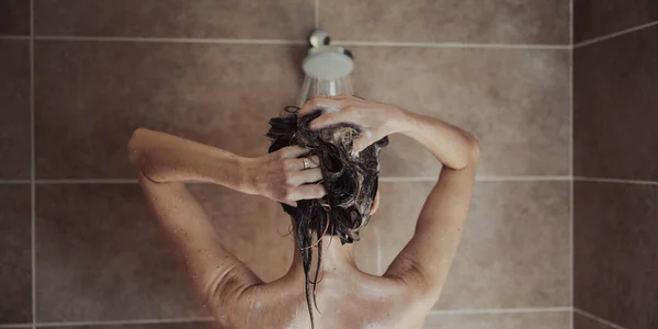 Pohled Zezadu Ženy Sprchování Šampon Její Vlasy Domácí Koupelně — Stock fotografie