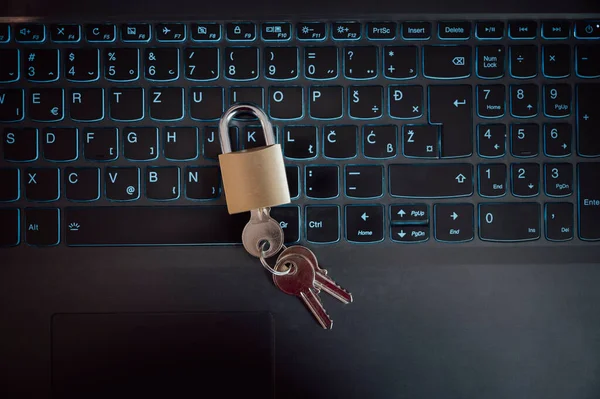 Widok Góry Złotej Kłódki Kluczami Umieszczonymi Klawiaturze Laptopa Cyberbezpieczeństwo Konceptualny — Zdjęcie stockowe