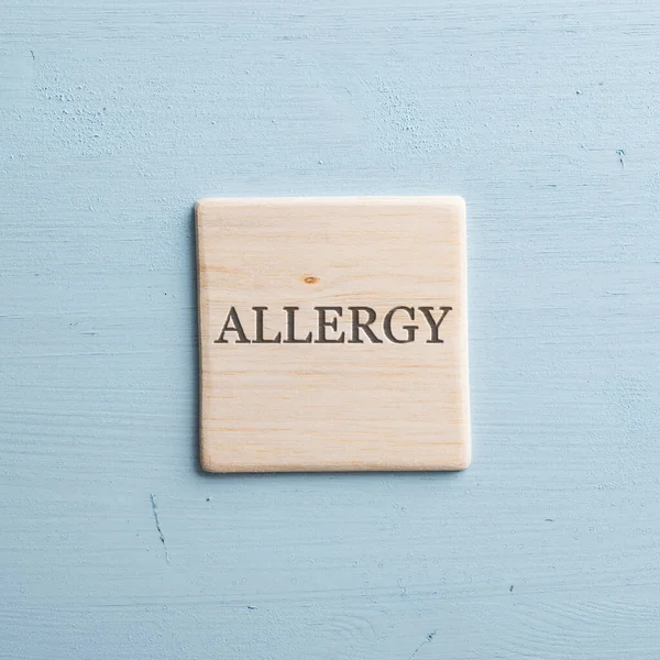 Holzfliese Mit Einem Allergie Schild Auf Hellblauem Holzgrund — Stockfoto