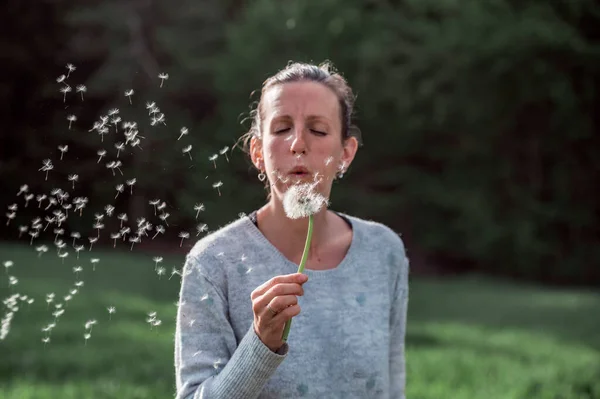 Genç Bir Kadın Narin Bir Karahindiba Çiçeğine Üflüyor Tohumları Havada — Stok fotoğraf