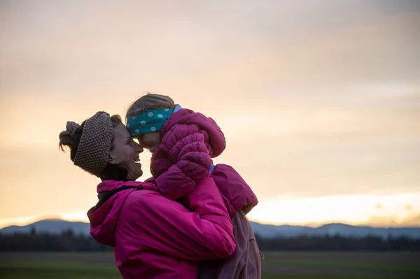 Neşeli Genç Anne Bebeğini Kaldırıyor Gün Batımında Aralarında Sevgi Dolu — Stok fotoğraf