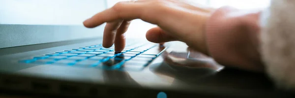 Niedrige Nahaufnahme Einer Weiblichen Hand Die Laptop Arbeitet Eine Seminaraufgabe — Stockfoto