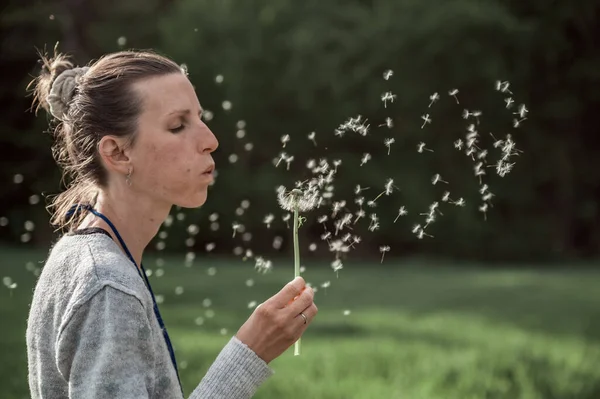 Νεαρή Γυναίκα Φυσάει Μια Λεπτή Λάμπα Λουλουδιών Πικραλίδας Σπόρους Αιωρούνται — Φωτογραφία Αρχείου