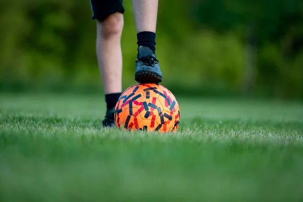 Крупный План Детская Нога Футбольной Обуви Вершине Футбольного Мяча Красивой — стоковое фото