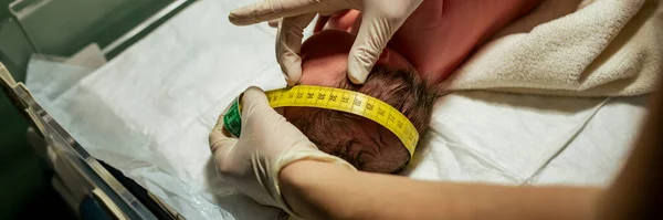 Nahaufnahme Einer Krankenschwester Die Die Breite Eines Neugeborenen Kopfes Als — Stockfoto