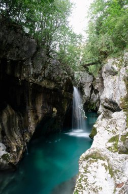 Slovenia, Avrupa 'daki zümrüt soka nehrinin kayalıklarında güzel bir şelale var..