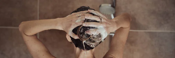 Vista Dietro Una Donna Che Lava Capelli Con Shampoo Schiumogeno — Foto Stock
