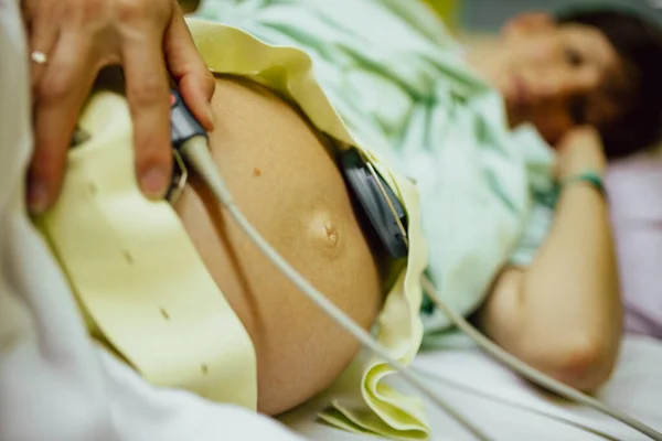 Schwangere Liegt Mit Baby Herzschlagmonitor Auf Dem Bauch Vor Der — Stockfoto