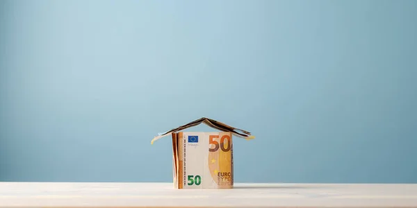 Vijftig Eenheden Waarde Eurobankbiljetten Gevouwen Een Huisnummer Conceptueel Vastgoed Hypotheek — Stockfoto