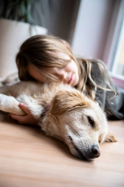 Visão Baixo Ângulo Uma Menina Descansando Cabeça Seu Cão Estimação — Fotografia de Stock