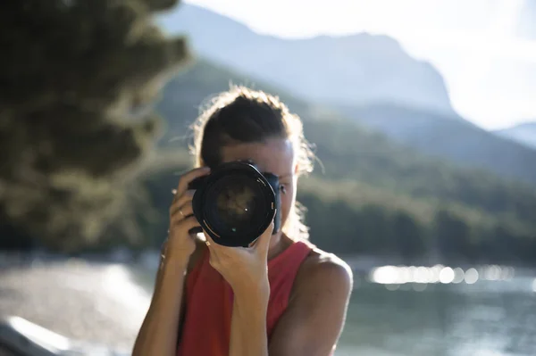 Fotógrafa Feminina Tirando Uma Foto Diretamente Você Praia Beira Mar — Fotografia de Stock