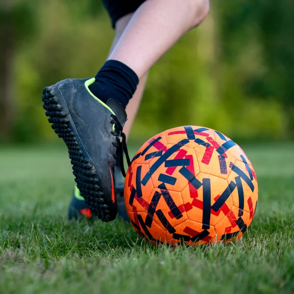 Vue Rapprochée Pied Adolescent Sur Point Frapper Ballon Football Sur — Photo