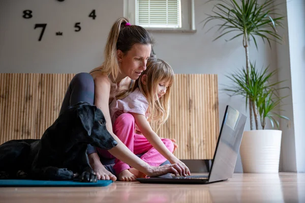 Mladá Matka Pracuje Domova Pomocí Notebooku Sedí Podlaze Obývacího Pokoje — Stock fotografie