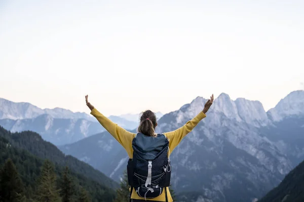 View Female Hiker Backpack Standing Her Arms Spread Wide Looking — Stock Photo, Image