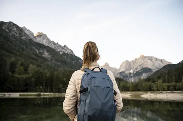 View Female Backpacker Looking Beautiful Nature View Green Lake Majestic — Stock Photo, Image