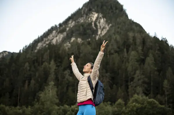 Νεαρή Γυναίκα Πεζοπόρος Σακίδιο Στέκεται Χέρια Ψηλά Νικηφόρα Χειρονομία Έξω — Φωτογραφία Αρχείου