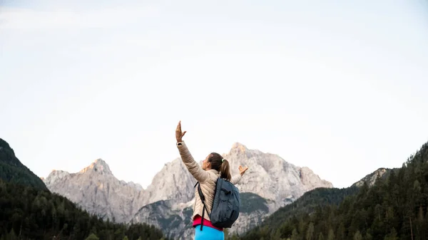 Ευτυχισμένη Νεαρή Γυναίκα Πεζοπόρος Στέκεται Περιτριγυρισμένη Από Όμορφα Ψηλά Βουνά — Φωτογραφία Αρχείου