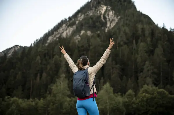 Young Female Hiker Backpack Standing Mountain Her Arms Raised High — Stock Photo, Image