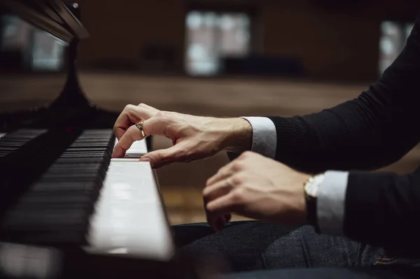 Baixo Ângulo Close Vista Mãos Pianistas Terno Elegante Tocando Piano Imagens Royalty-Free
