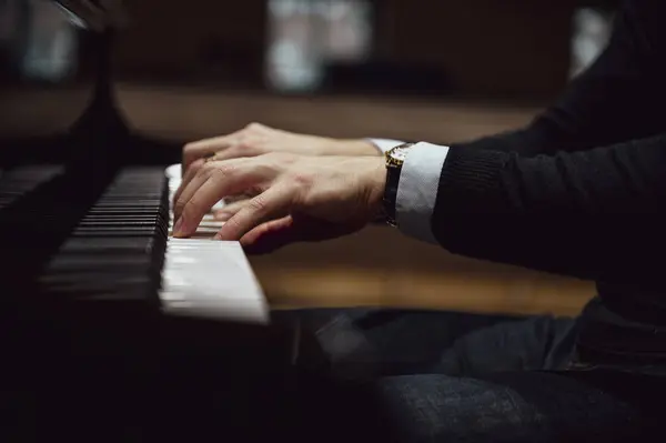 Niedrige Blickwinkel Der Männlichen Hände Spielig Klavier Stockfoto
