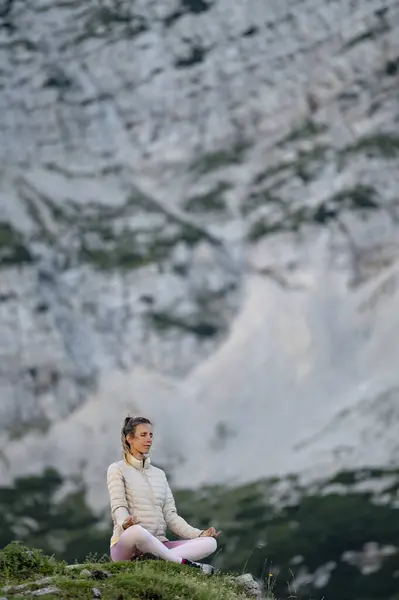 Junge Frau Sitzt Lotusposition Auf Einem Felsen Hochgebirge Und Meditiert Stockbild