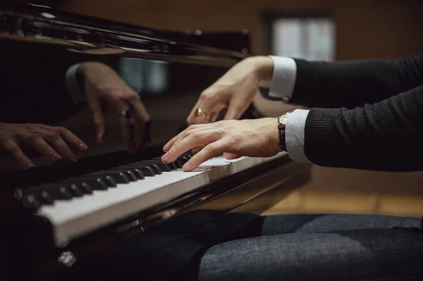 Visão Baixo Ângulo Das Mãos Pianista Profissional Tocando Piano Concerto Imagem De Stock