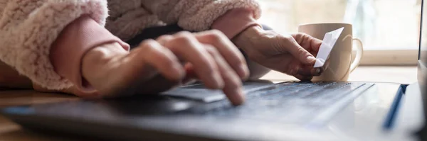 Niedrige Nahaufnahme Weiblicher Hände Mit Laptop Und Kreditkarte Einem Konzeptionellen Stockfoto