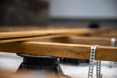 Tahta kalaslardan yapılmış yeni bir veranda için inşa edilen ahşap yapının alçak açılı yakın çekim görüntüsü. Yenileme ve inşa sonik görüntü.