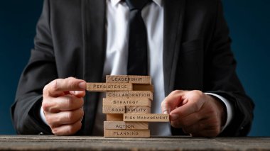 Strateji, işbirliği ve risk yönetimi gibi liderlik becerileri ile etiketlenmiş, başarıyı ve takım çalışmasını sembolize eden bir işletme profesyoneli..