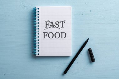 Mavi bir masanın üzerinde 