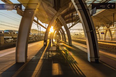 Gliwice, Polonya - Ekim 2021: Ana tren istasyonundan görülen ışık ve gölgelerle dolu güzel bir sabah güneşi