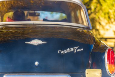 Zawiercie, Polonya - Ekim 2021: Eski retro araba Wartburg 1000 Sonbaharda küçük bir parkta