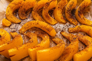 Baharatlı balkabağı dilimleriyle dolu büyük bir tabak.