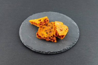 Baldan ve kabartma tozundan yapılmış kırık altın bal peteği parçaları.