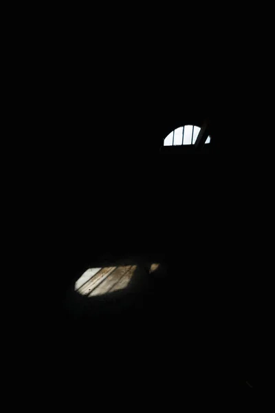 Velmi Tmavý Pokoj Malým Okénkem Kterým Podlahy Proniká Sluneční Světlo — Stock fotografie