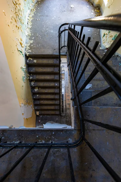 Draufsicht Auf Eine Alte Rechteckige Wendeltreppe Einem Alten Verlassenen Gebäude — Stockfoto