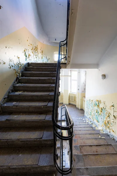 Blick Auf Eine Alte Rechteckige Wendeltreppe Einem Alten Verlassenen Gebäude — Stockfoto