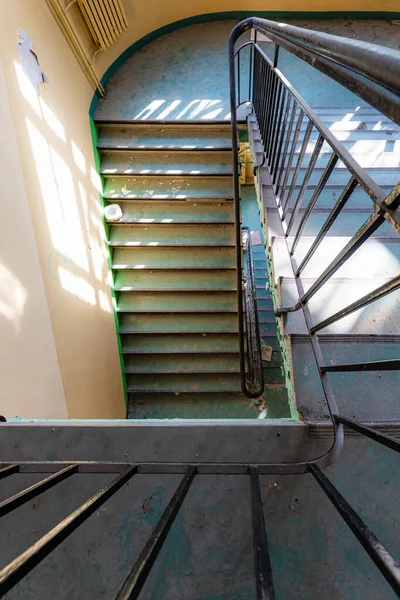 Draufsicht Auf Eine Alte Rechteckige Wendeltreppe Einem Alten Verlassenen Gebäude — Stockfoto