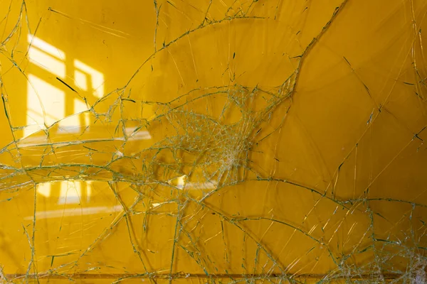 Terk Edilmiş Eski Bir Hastanede Sarı Bir Duvara Dayanmış Kırık — Stok fotoğraf