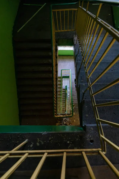Верхний Вид Старой Прямоугольной Винтовой Лестницы Старом Заброшенном Здании — стоковое фото