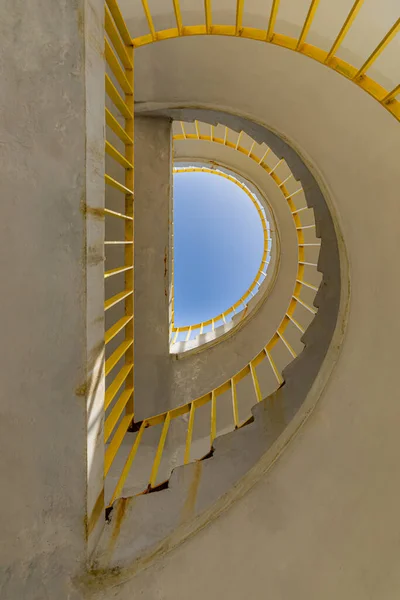 Widok Dolny Betonowych Spiralnych Schodów Żółtymi Balustradami Słoneczny Poranek — Zdjęcie stockowe