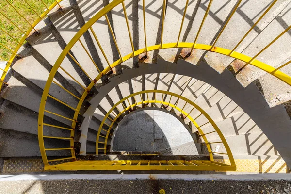 Вид Сверху Бетонную Спиральную Лестницу Желтыми Перилами Солнечным Утром — стоковое фото