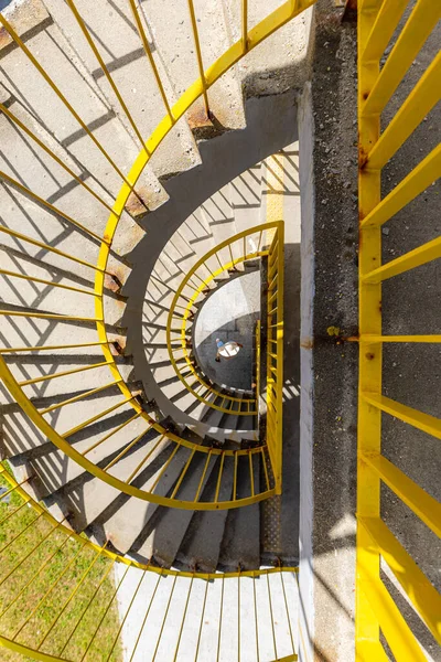 Draufsicht Auf Eine Betonspiraltreppe Mit Gelbem Geländer Einem Sonnigen Morgen — Stockfoto