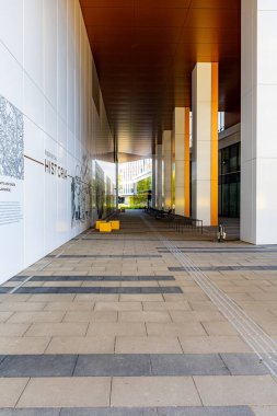 Wroclaw, Polonya - Haziran 2022: Centrum Poludnie iş merkezindeki yeni bir yüksek binadaki beyaz ve kahverengi cephe