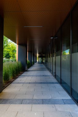 Wroclaw, Polonya - Haziran 2022: Centrum Poludnie konut ve iş merkezindeki yeni yüksek katlı ofis binalarının cepheleri 