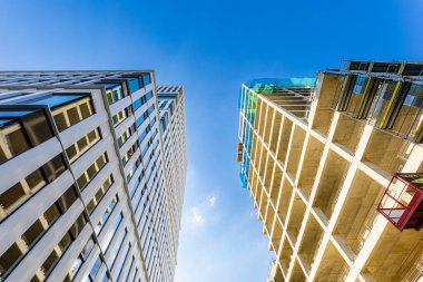 Wroclaw, Polonya - Haziran 2022: Centrum Poludnie konut ve iş merkezindeki yeni yüksek katlı ofis binalarının cepheleri 