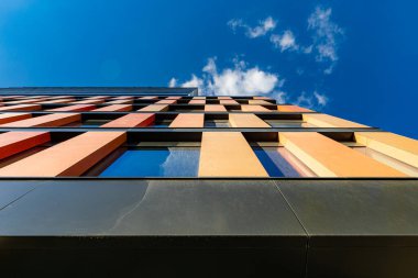 Wroclaw, Polonya - Haziran 2022: Centrum Poludnie konut ve iş merkezindeki yeni yüksek katlı ofis binalarının cepheleri 